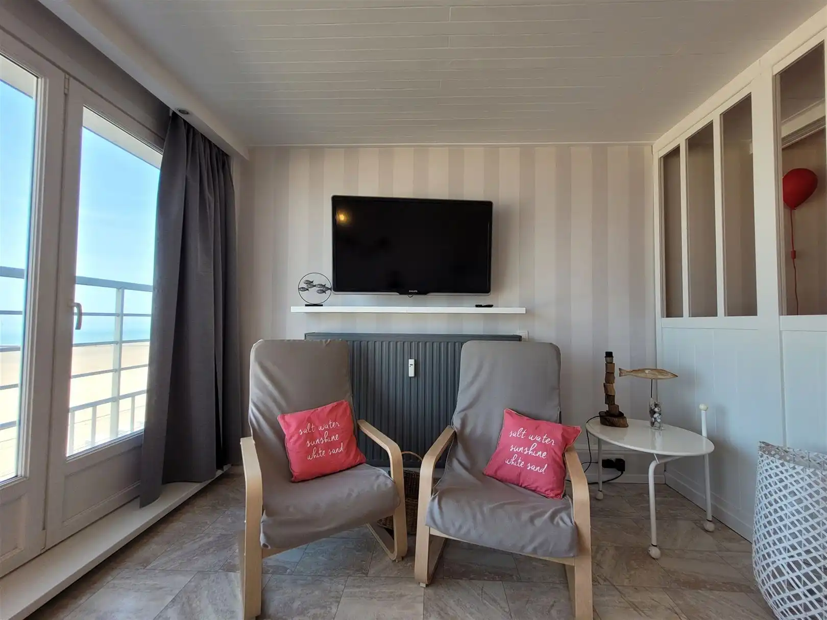 Gemeubelde studio met zeezicht foto 7