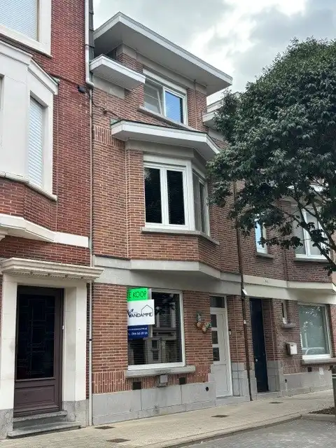 Perfect onderhouden, rustig gelegen woning met 3 slaapkamers (4 mogelijk) en tuinterras op een steenworp van het albertpark en de Leieboorden. foto 8