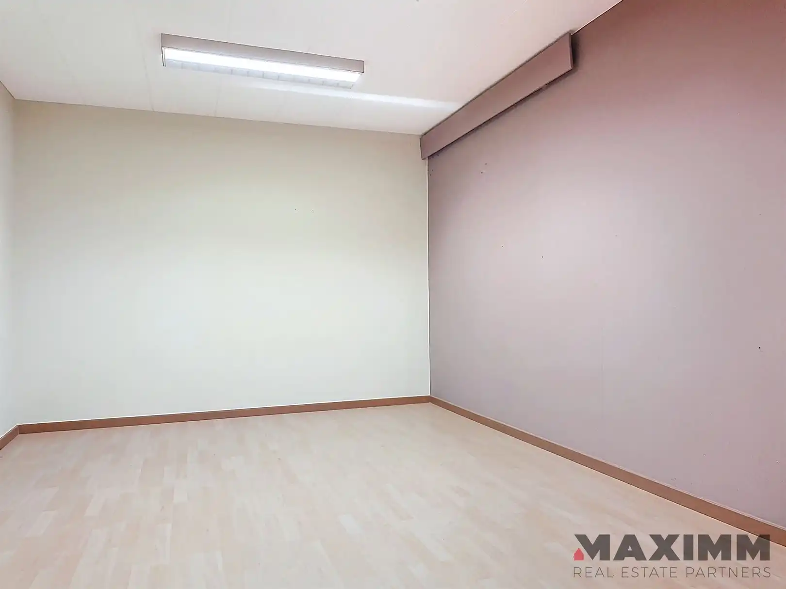 Commercieel gelegen hoekpand met parkingplein voor de deur foto 17