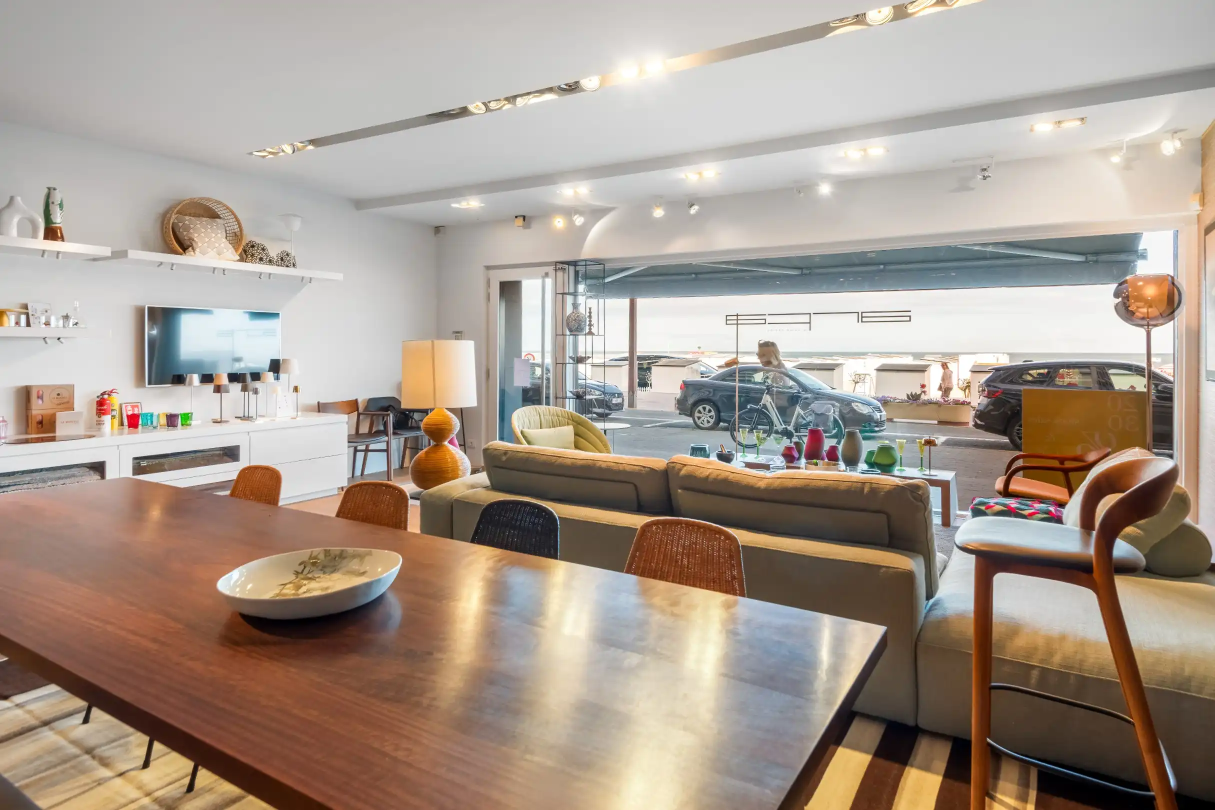 Ruim handelspand op de Zeedijk in het Zoute met circa 7m. etalage. foto 3