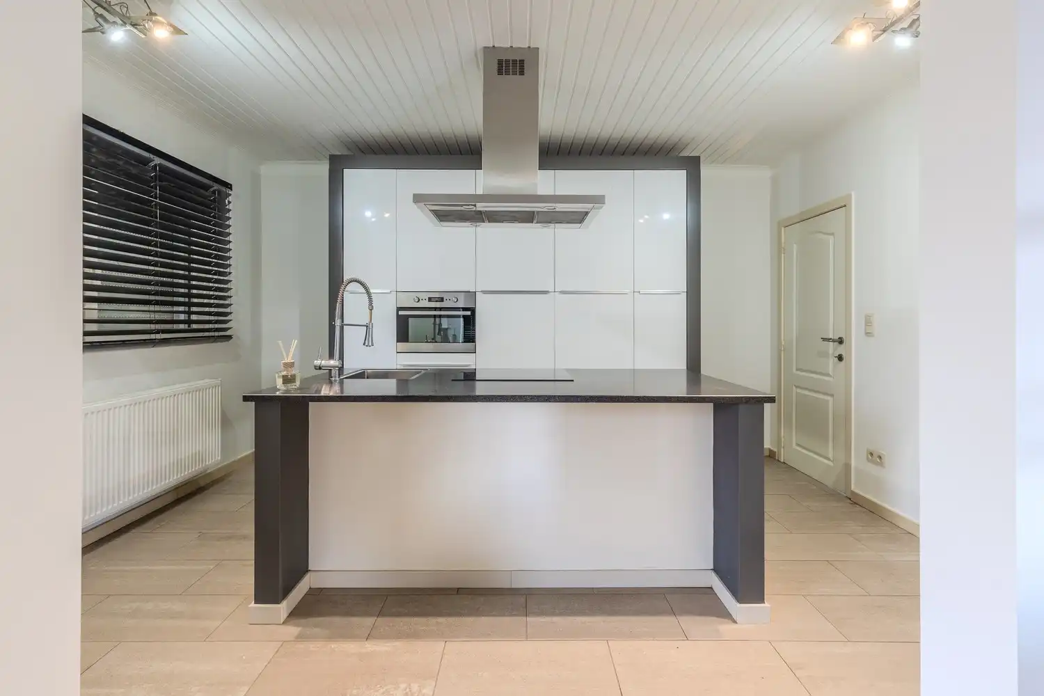 Instapklare woning op een ruim perceel van circa 8a8ca met tuin en garage op een gunstige locatie. foto 14