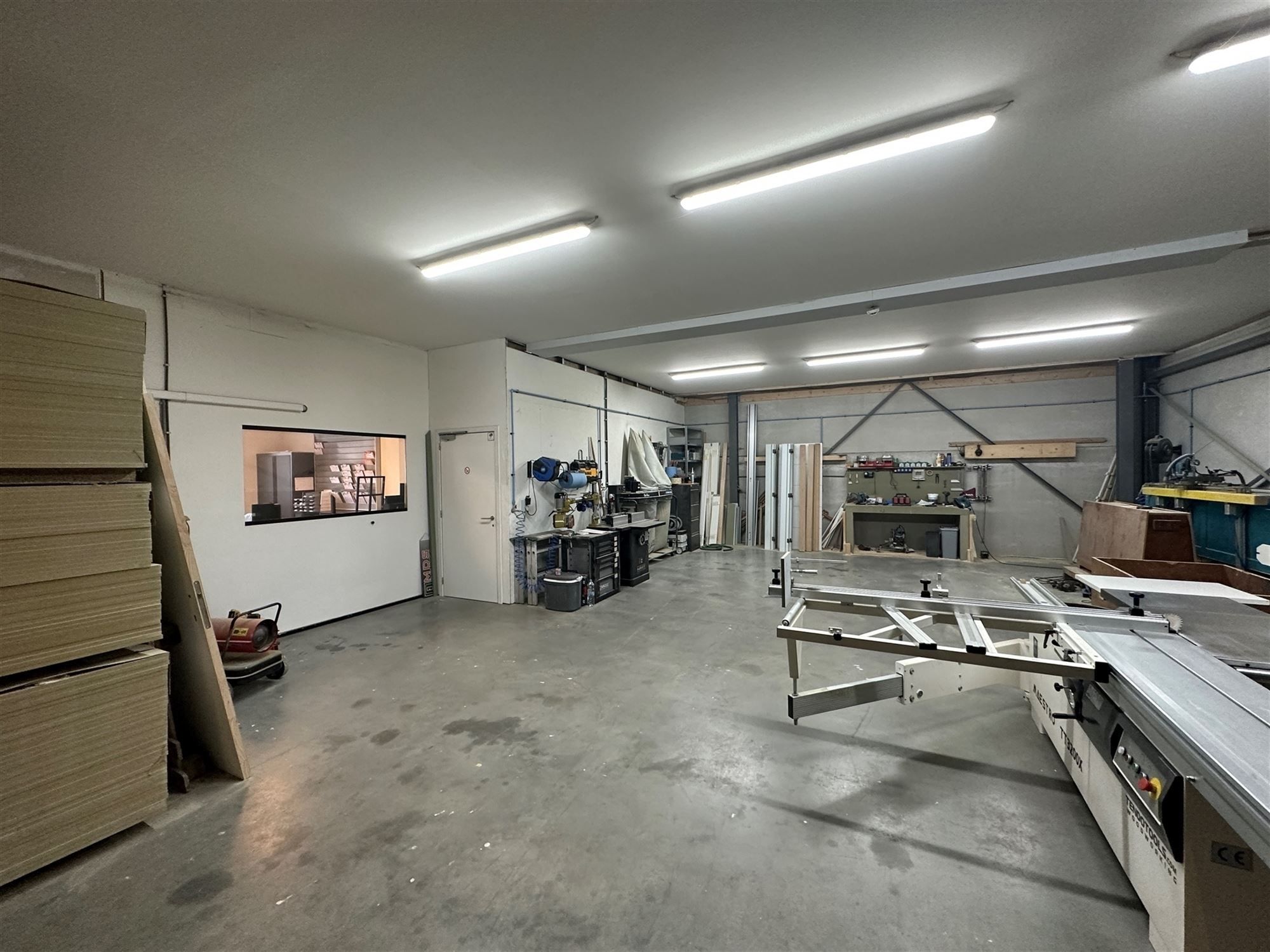 KMO-unit met kantoorruimte en toonzaal foto 8