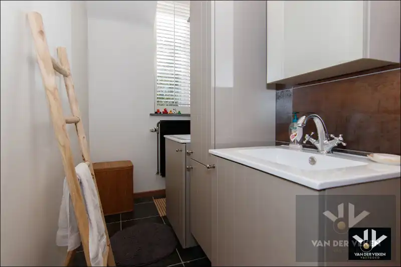 Volledig gerenoveerde, instapklare hoeve met authentieke elementen en sfeer in het hart van Haspengouw - een charmante woning én een ideale locatie om uw evenementenlocatie, B&B, kantoor, ... te vestigen! foto 23