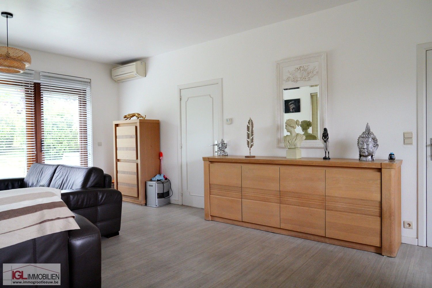 Ruime bungalow met dubbele garage en tuin te koop in Sint-Pieters-Leeuw foto 8