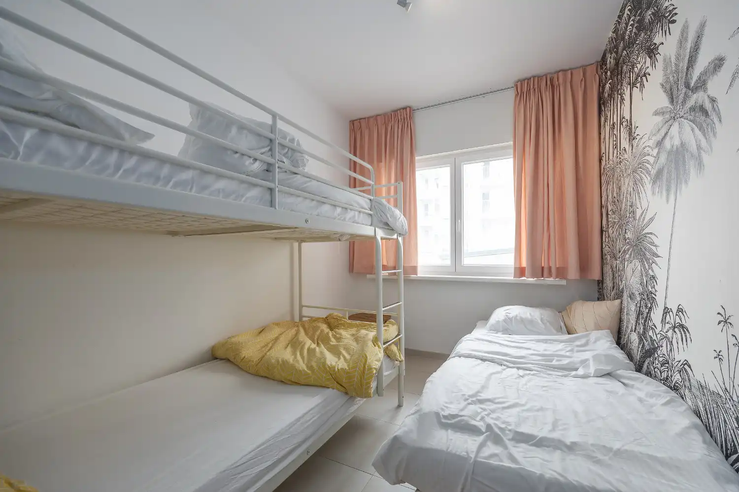 Lichtrijk 2-slaapkamer appartement op steenworp van het strand foto 15