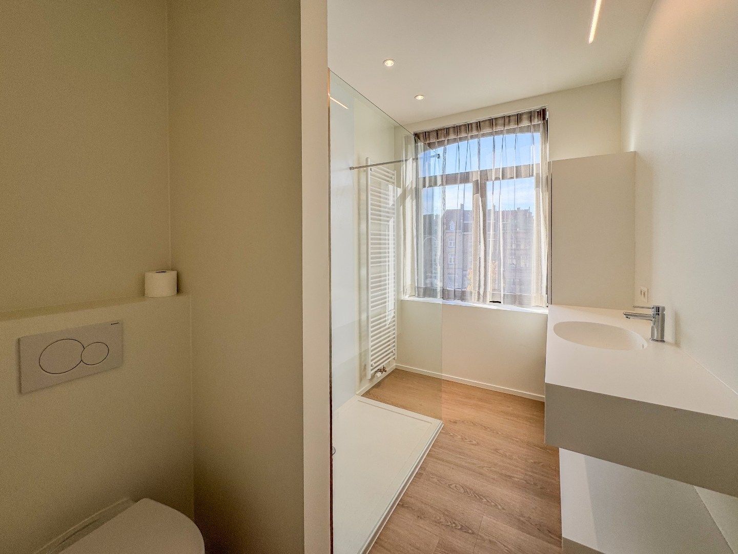 Ruim appartement met 2 slaapkamers en terras in het centrum. foto 13