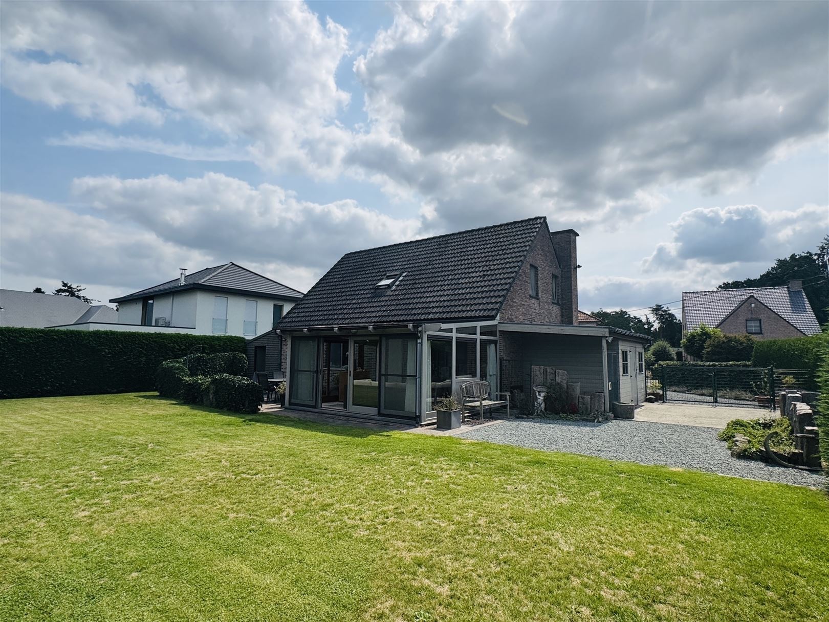 Ruime open bebouwing met grote tuin & bijgebouwen in Stekene foto 2