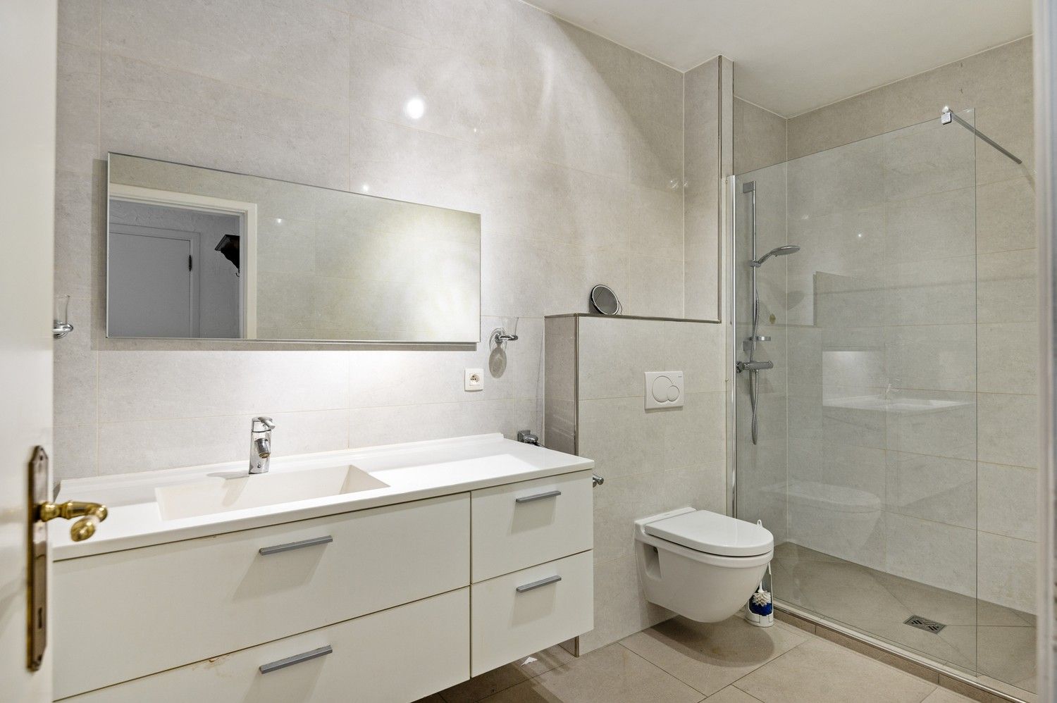 Deze woning is gelegen in een rustige omgeving en beschikt over bijzonder veel potentieel te Lier foto 9