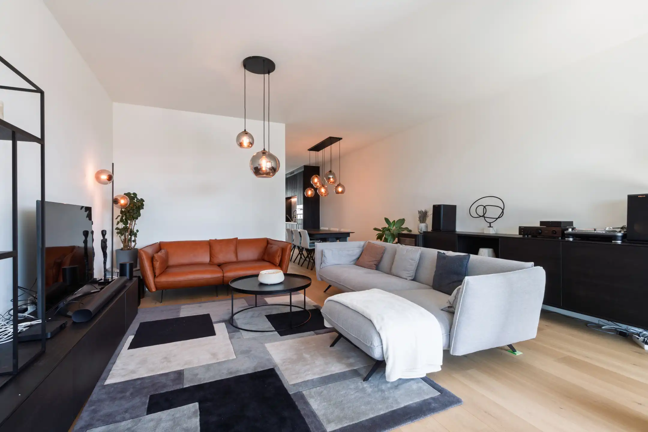 ANTWERPEN -Twee slaapkamer appartement met zicht op water foto 3