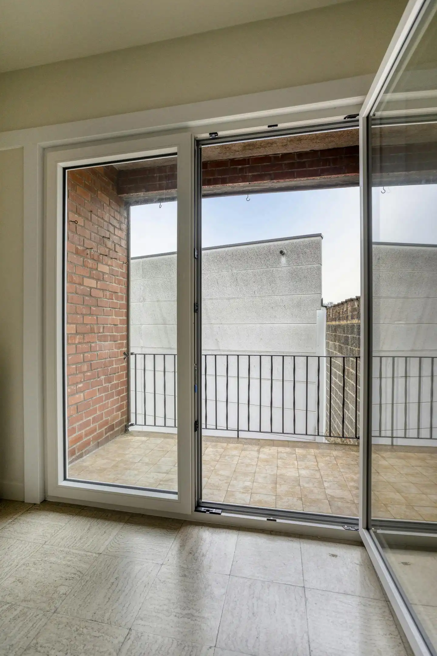 Bel-étage huis te koop met ruime garage en zicht op de vaart foto 17