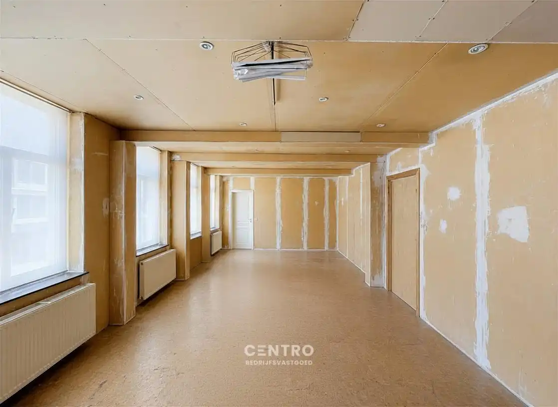 Prachtig herenhuis (5 slpks.) met parkeerterrein en 3 ruime garages op 50m van de Markt van Ingelmunster! Uitbreiding met naastgelegen huis voor bijv. B&B mogelijk. foto 19