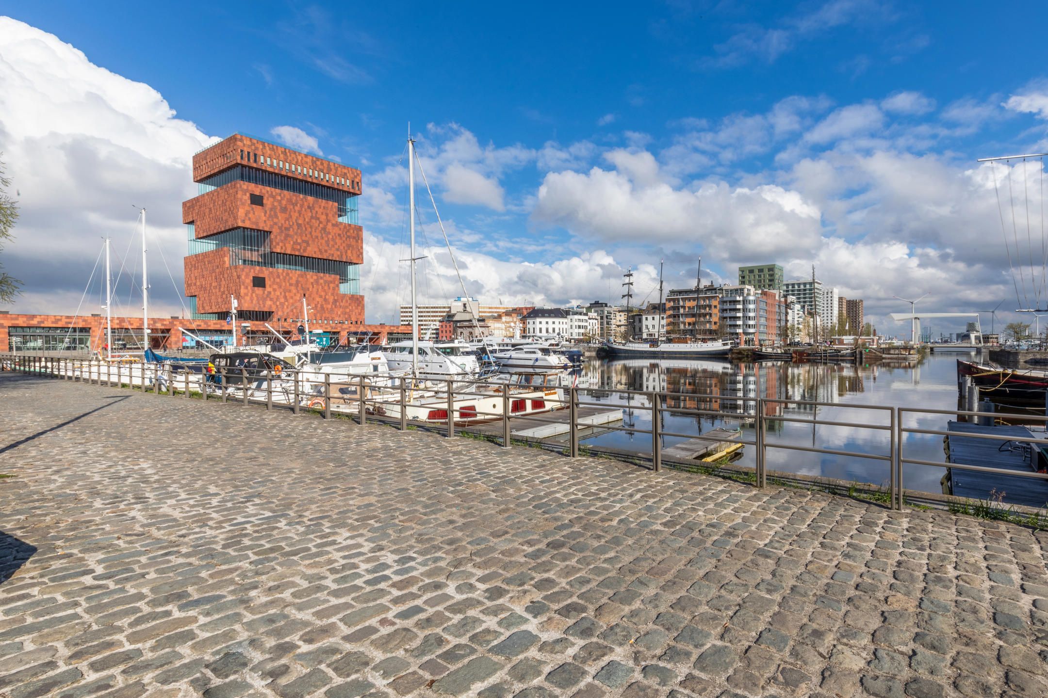 Unieke Loft met prachtig zicht op het MAS te huur foto 3