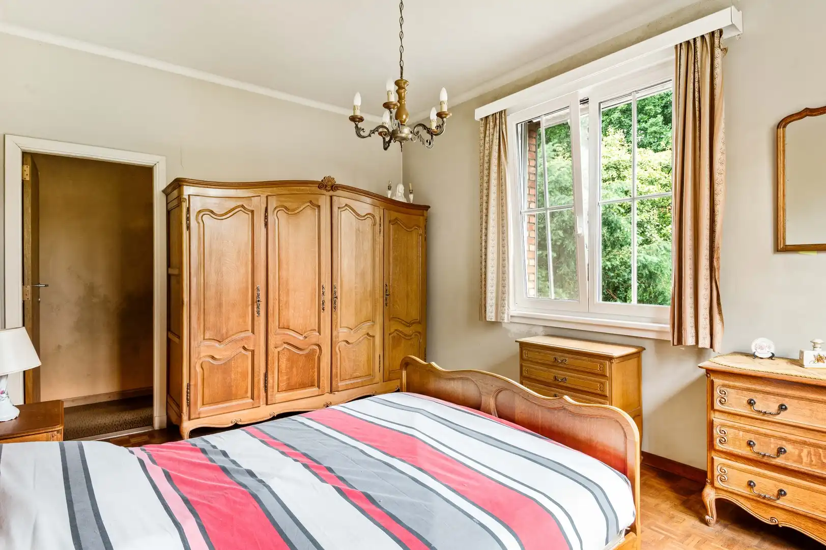 Ruime gezinswoning met 5 slpk en garage foto 8