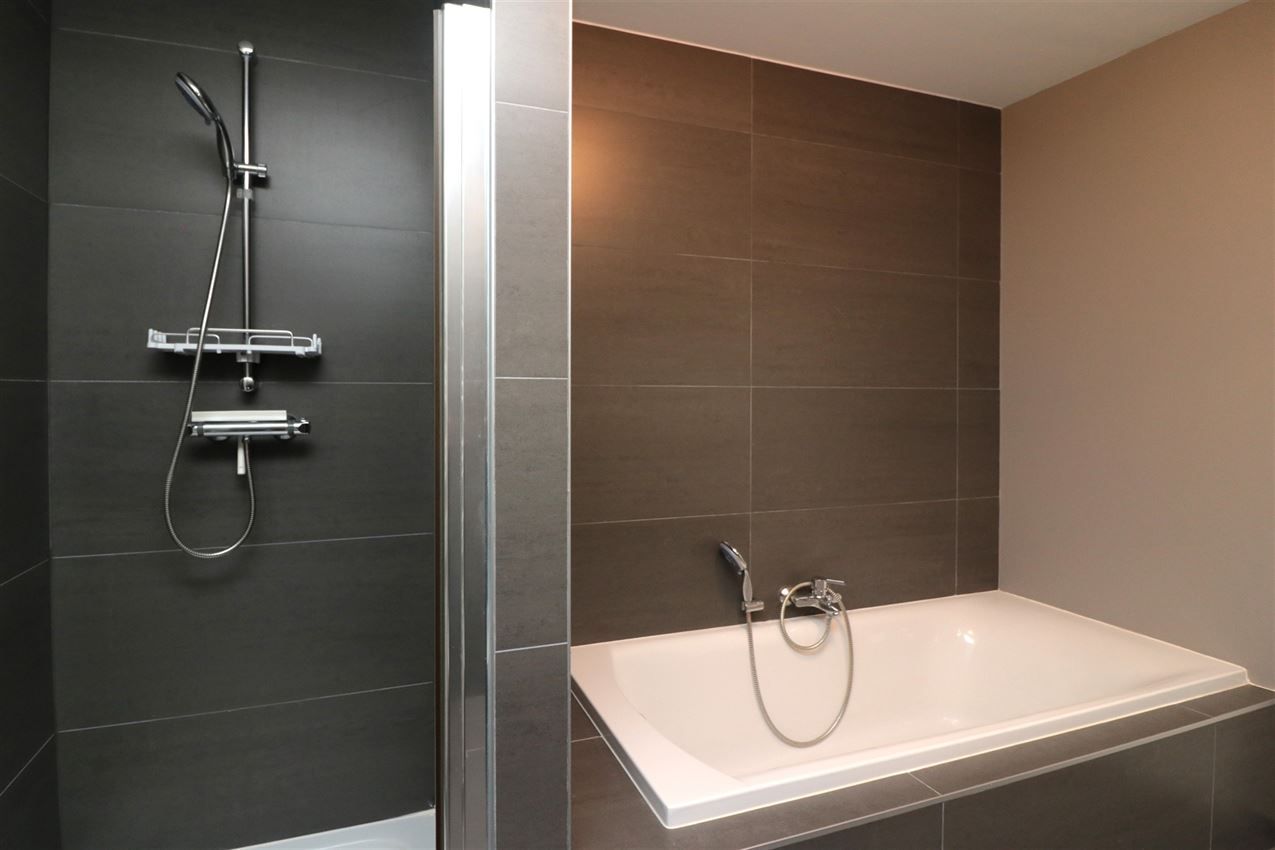 Triplex met groot zuidterras, garage, nabij E314 foto 33