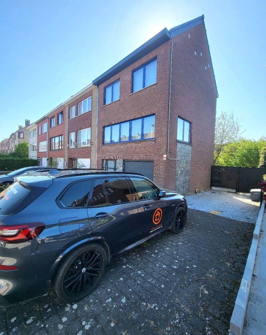 Ruime halfopen bel-etage woning met 4 slaapkamers en garage foto {{pictureIndex}}