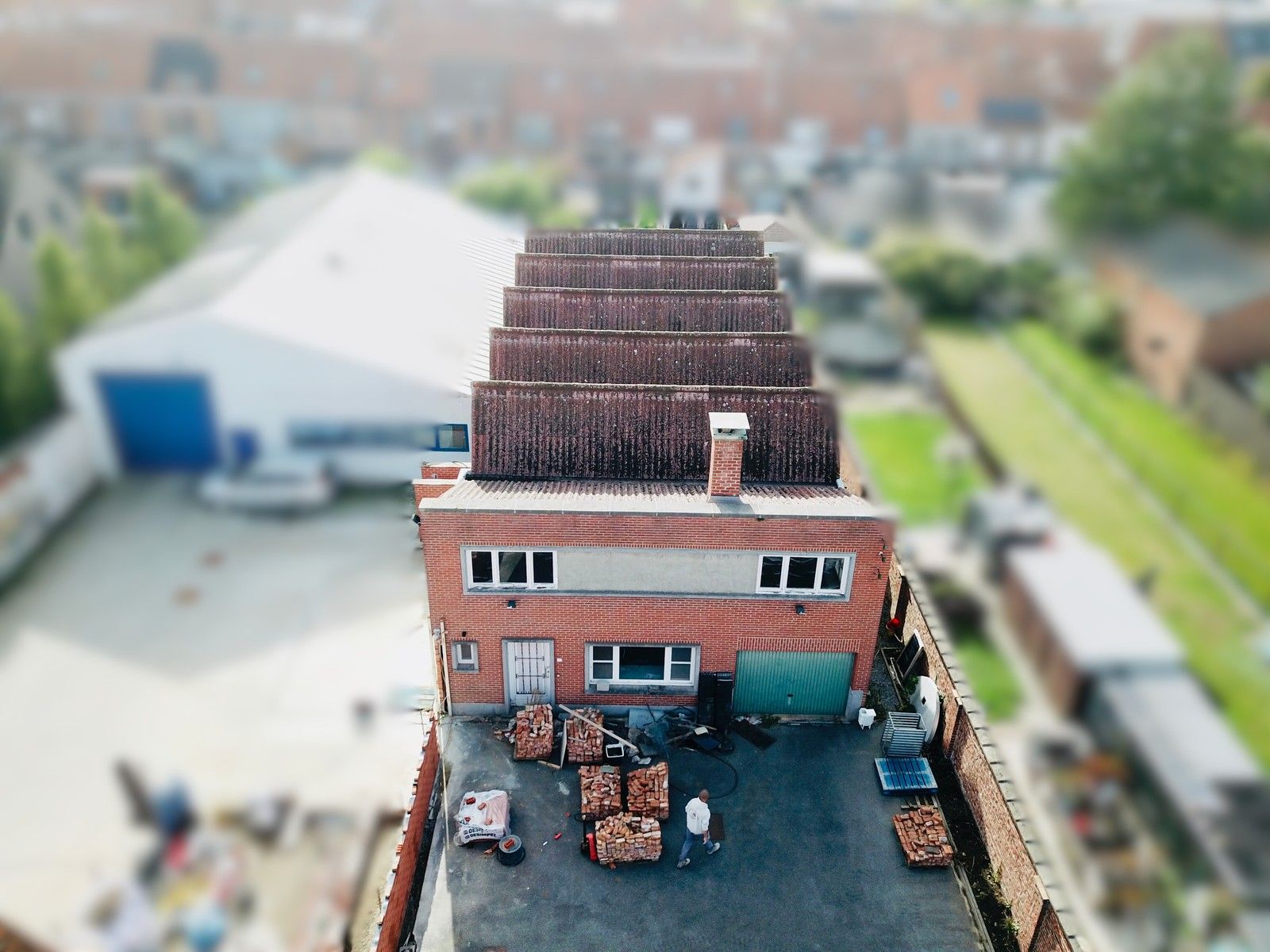 Ruime gezinswoning met garage + magazijn van 260m² en zonnige tuin in hartje Izegem. foto 19