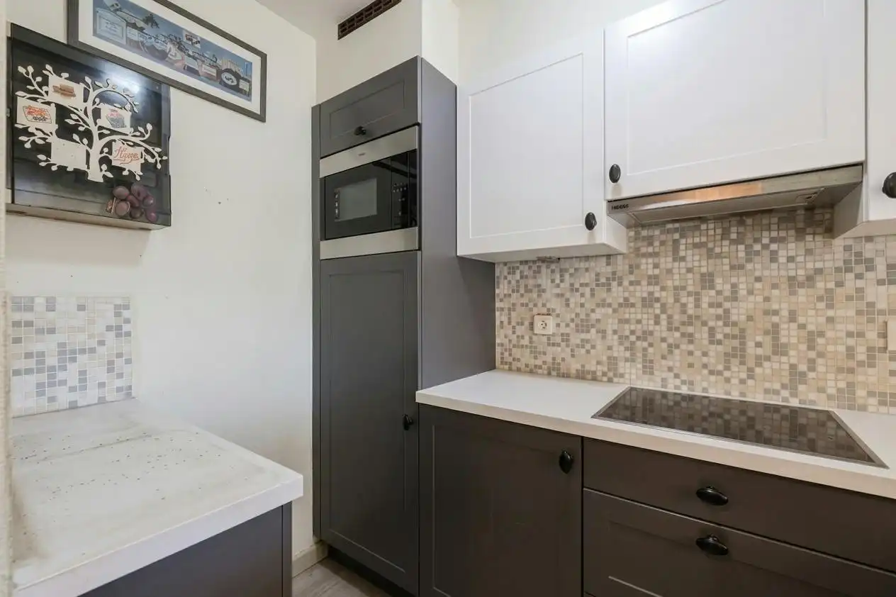 Centraal gelegen 2 slaapkamer appartement vlakbij de Zeedijk foto 10