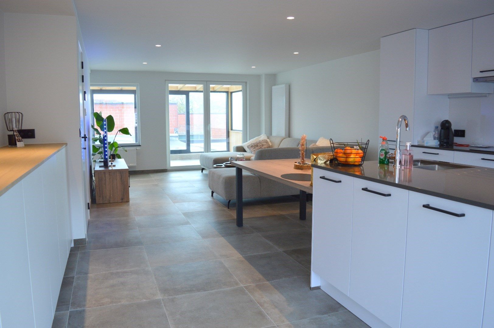 Schitterend vernieuwd duplexappartement te Harelbeke met vlotte bereikbaarheid foto {{pictureIndex}}