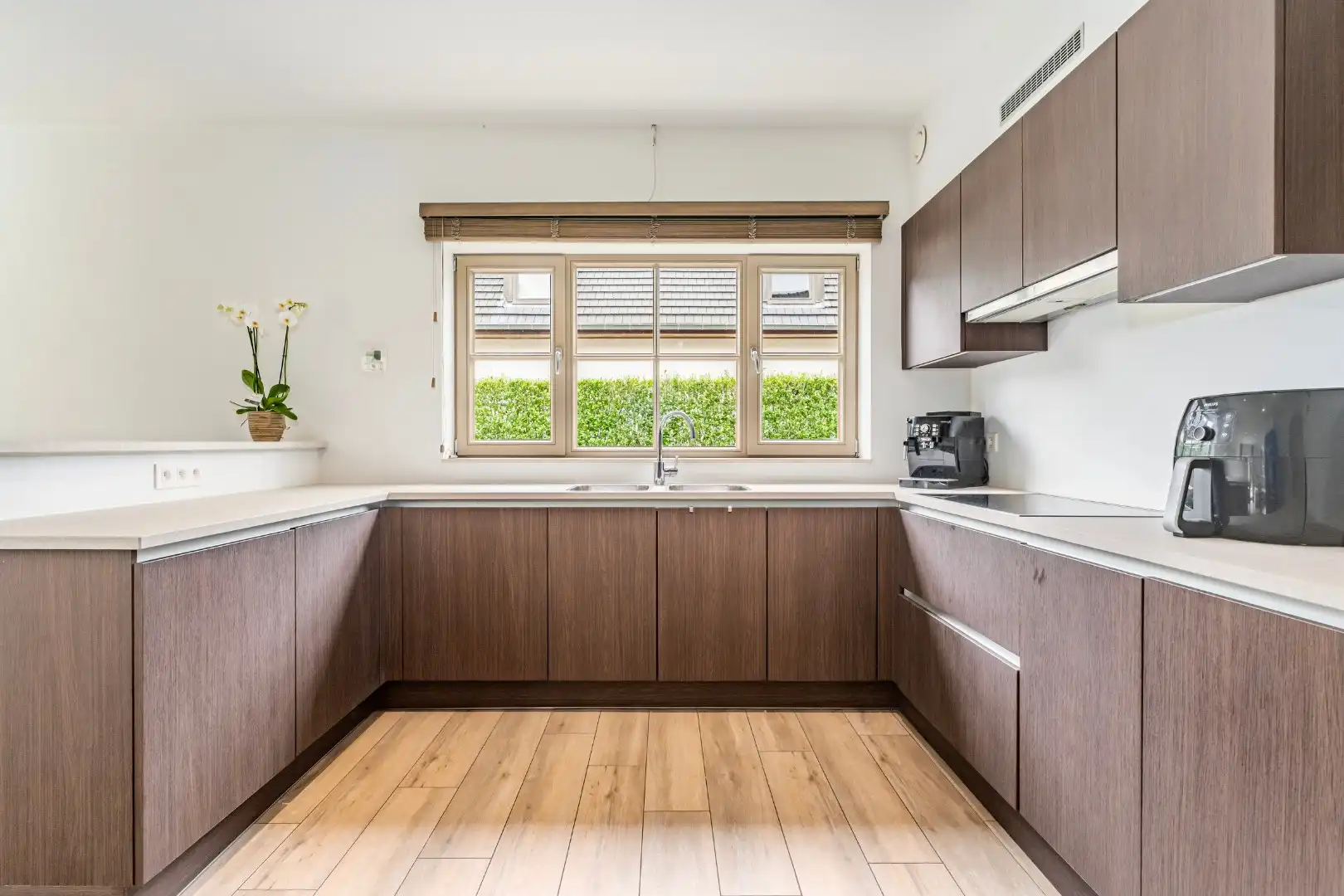 Exclusief gerenoveerde vrijstaande villa in rustige en residentiële omgeving foto 12