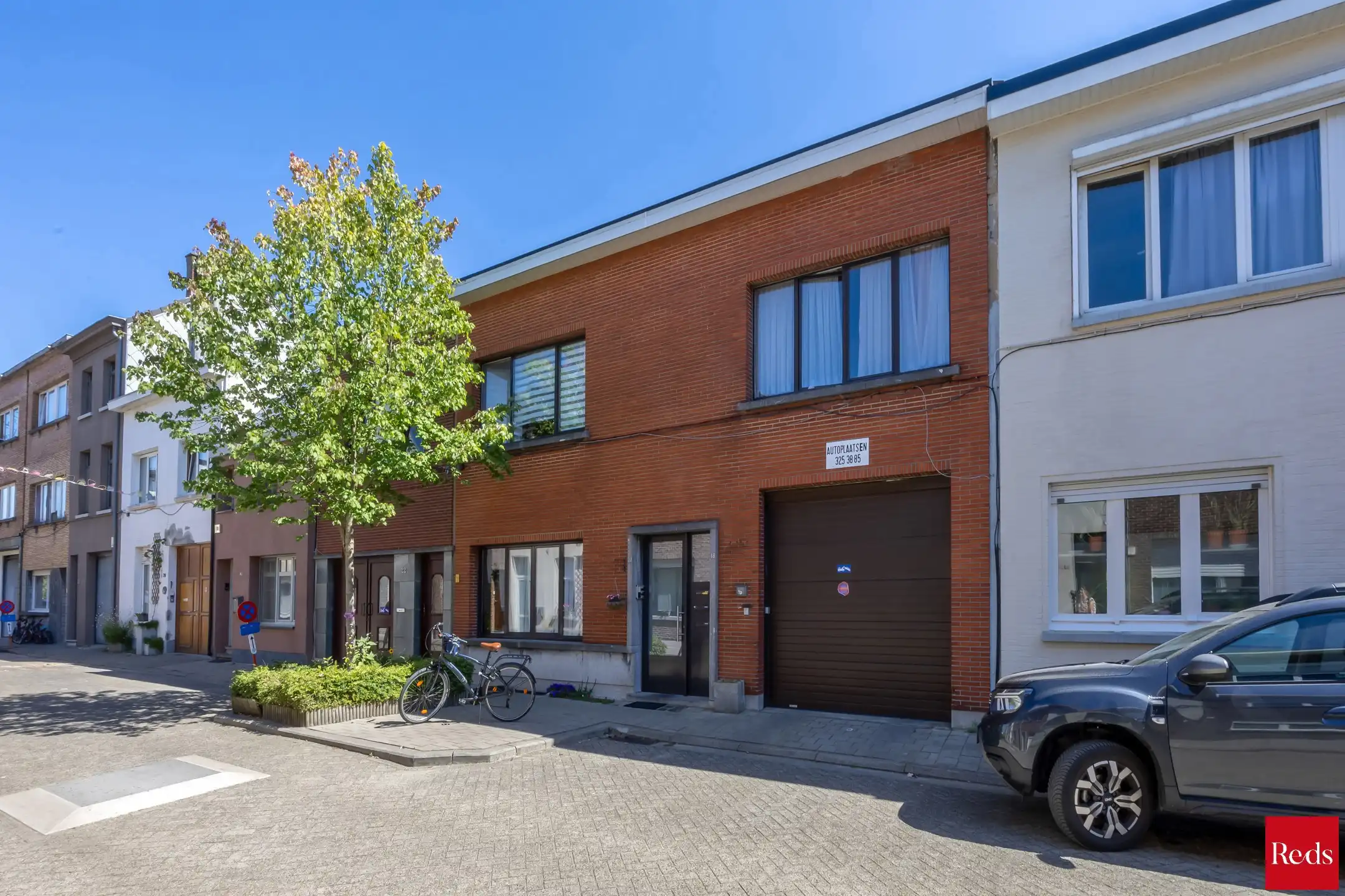 goed gelegen opbrengsteigendom : afgesloten magazijn of autostaanplaatsen (480m²) foto 3