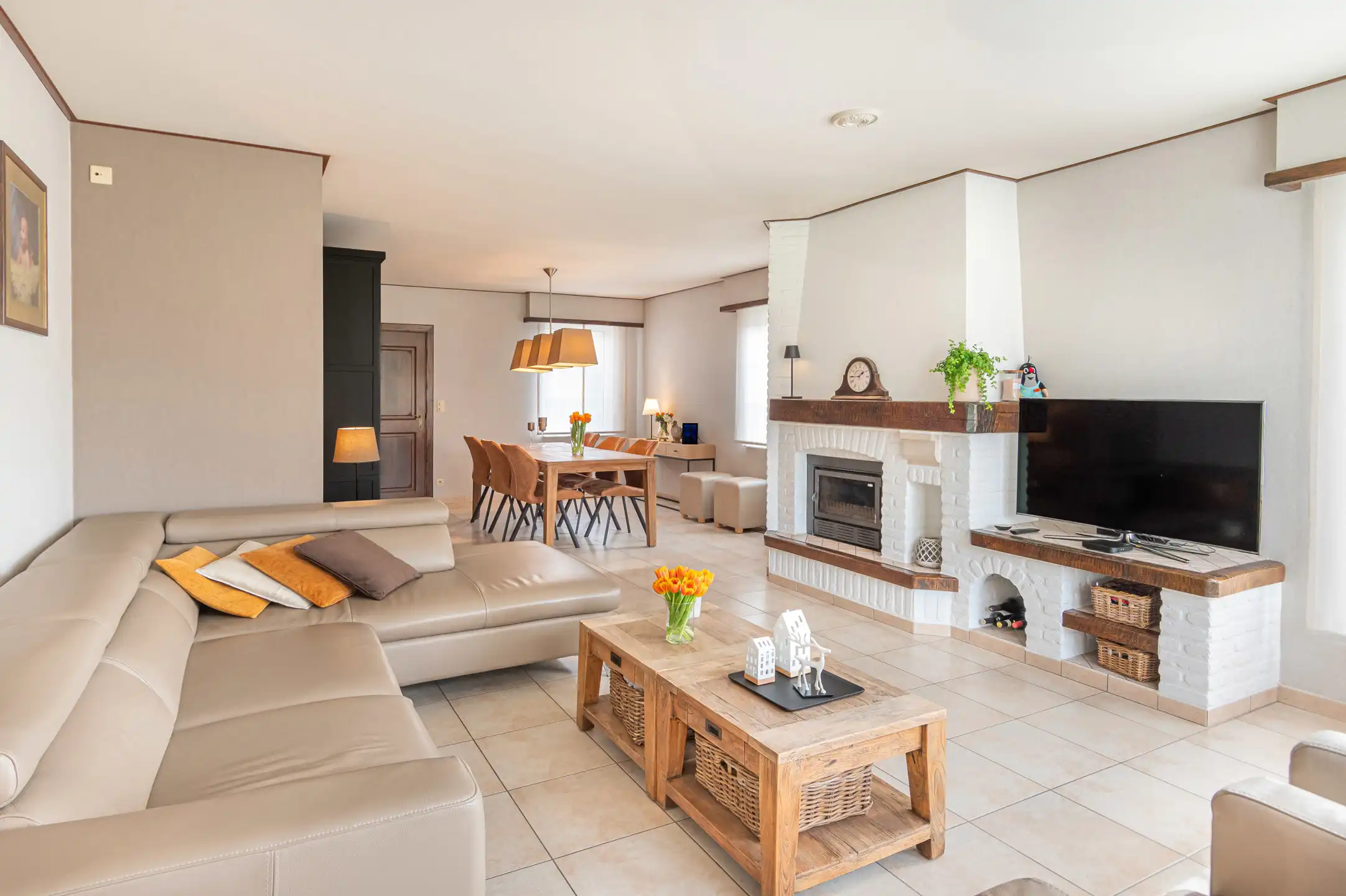 Gezinswoning in landelijke stijl in doodlopende straat foto 3