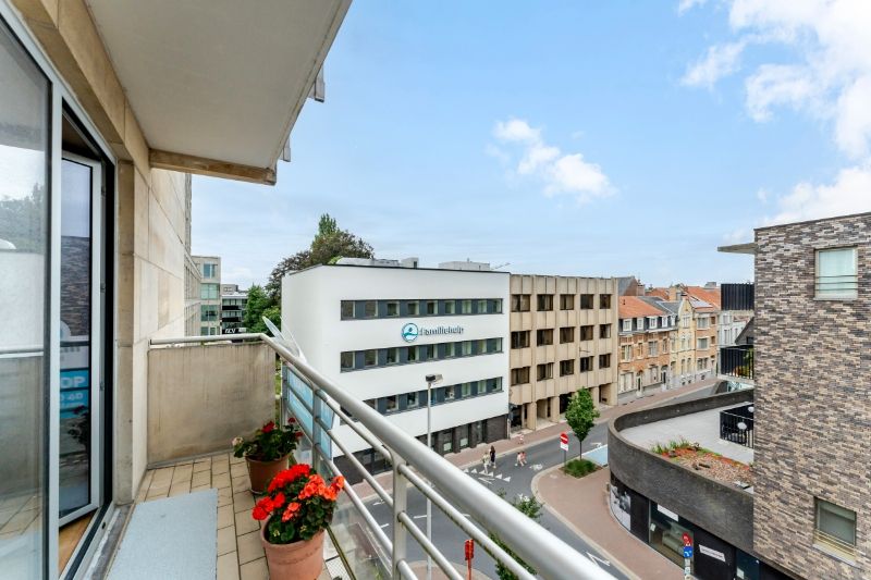 Roeselare-stadskern. Verzorgd twee-slaapkamerappartement met 3 terrassen, zuidelijk gelegen, 89m2 woonplezier. Aparte ondergrondse autostaanplaats mogelijk. foto 7