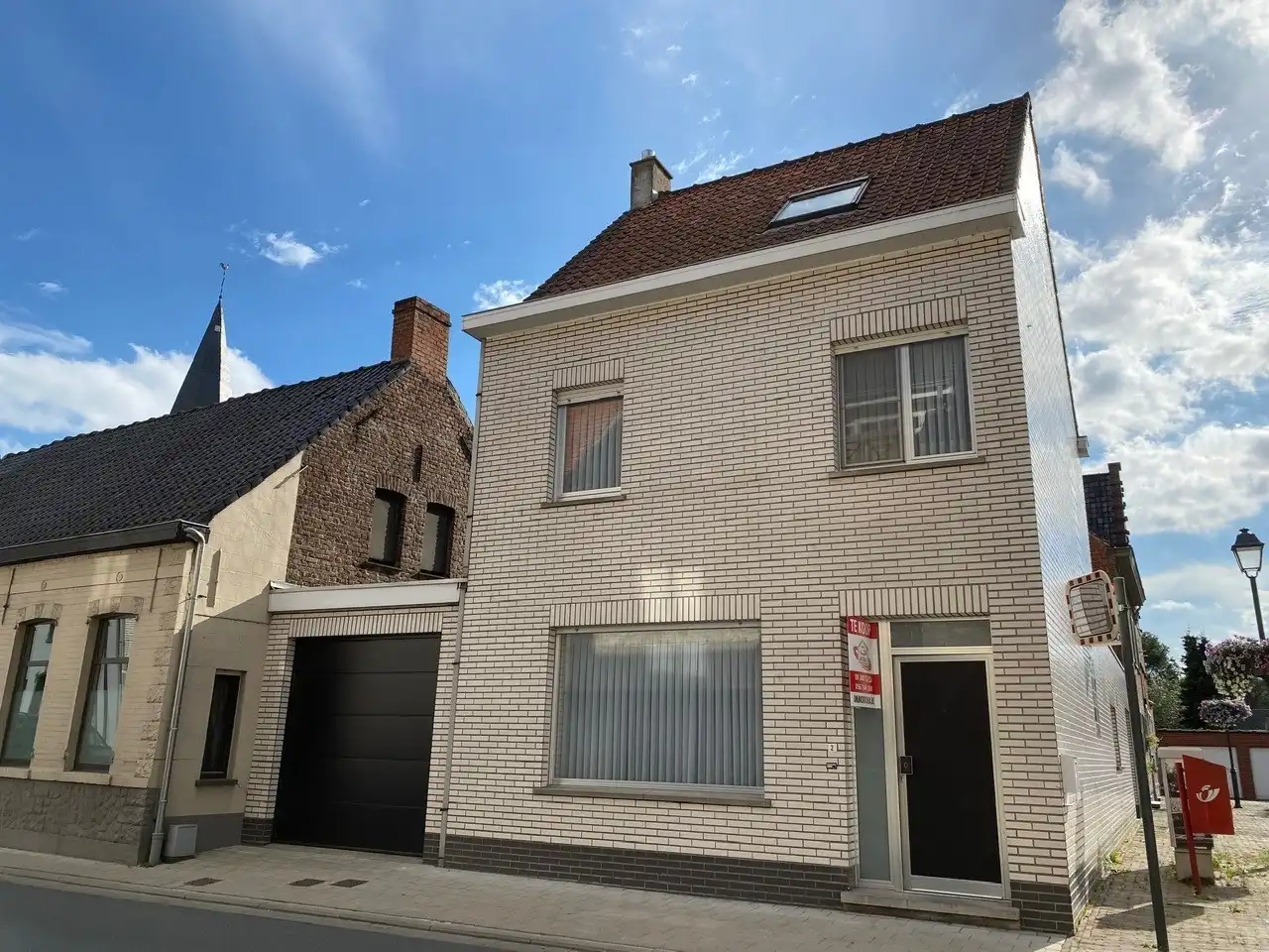 Instapklare hoekwoning met 2 garages 'TE KOOP' te Oeselgem. foto 22