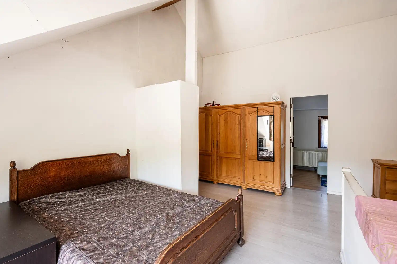 Te renoveren woning met veel potentieel foto 17