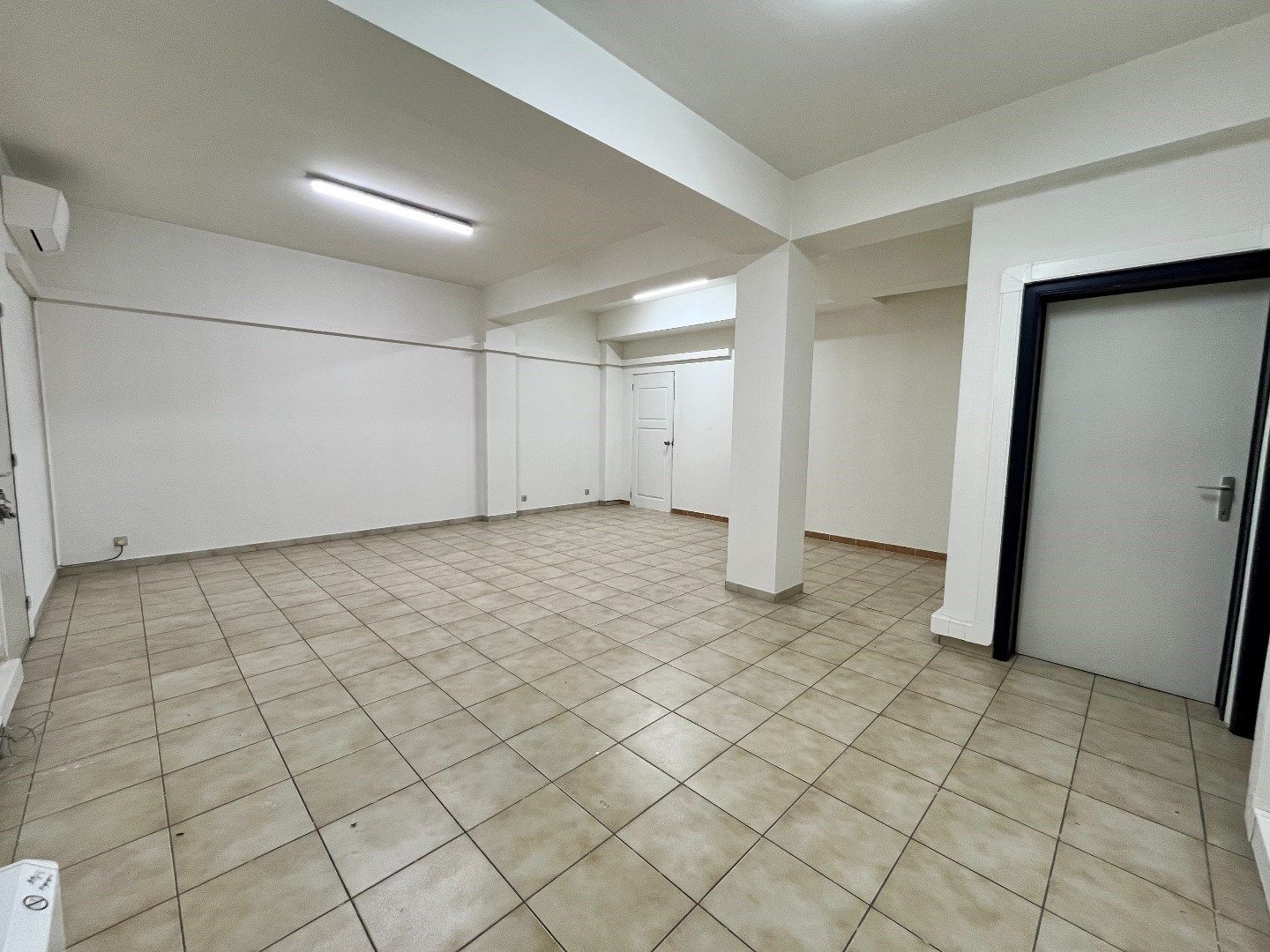 Handelsruimte met inpandige garage op toplocatie foto 11