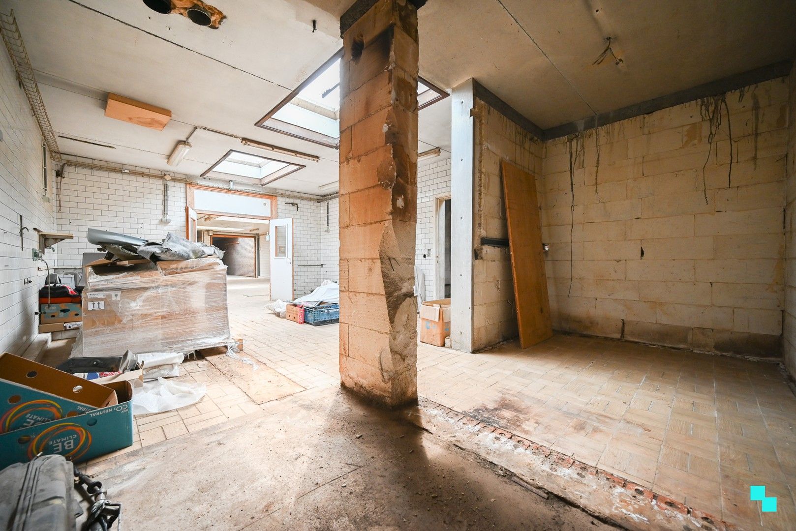 Bedrijfsgebouw met bovenliggend appartement te Sint-Eloois-Winkel foto 11