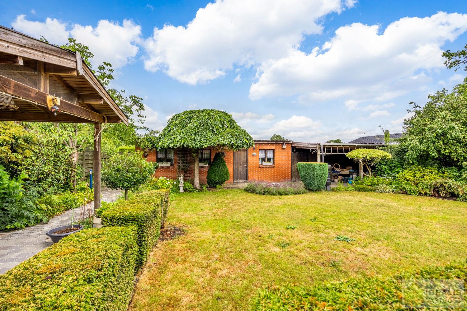 Aangename karakterwoning op fijne locatie te Pelt. Deze woning omvat maar liefst +-124m² netto bewoonbare oppervlakte op een perceel van 7a 36ca met een ruime woonkamer, 3 slaapkamers, badkamer, wasplaats en eventueel af te werken zolder vlakbij de dorpskern van Pelt! Uiterst geschikt voor kandidaten op zoek naar een betaalbare doch instapklare woning. foto 24