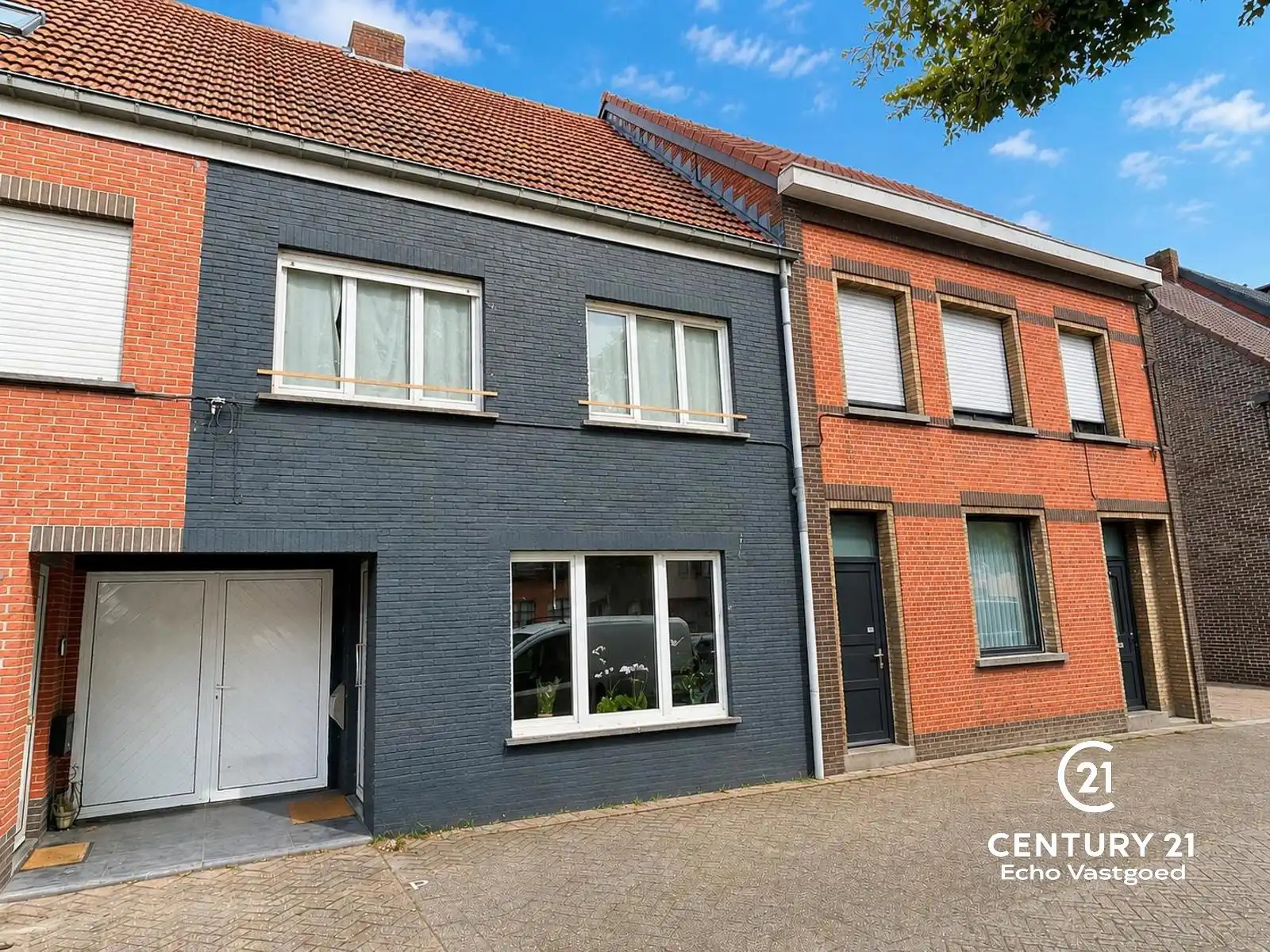 Centraal gelegen, gerenoveerde en instapklare woning foto {{pictureIndex}}