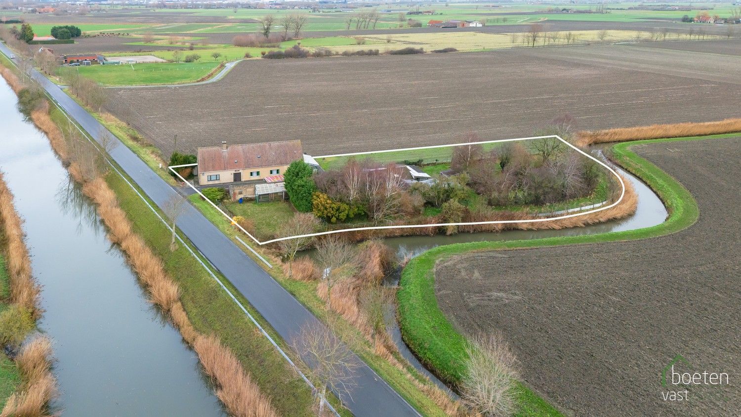 Hoofdfoto van de publicatie: Steenkerke: Prachtig gelegen landhuis langs de Lo-vaart tussen Veurne en Alveringem op 38a 90ca grondopp.