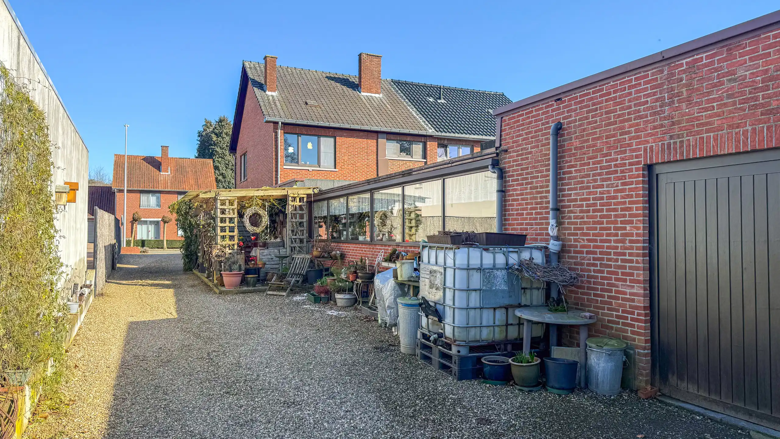 Ruime gezinswoning met zeer grote garage of opslagruimte! foto 36