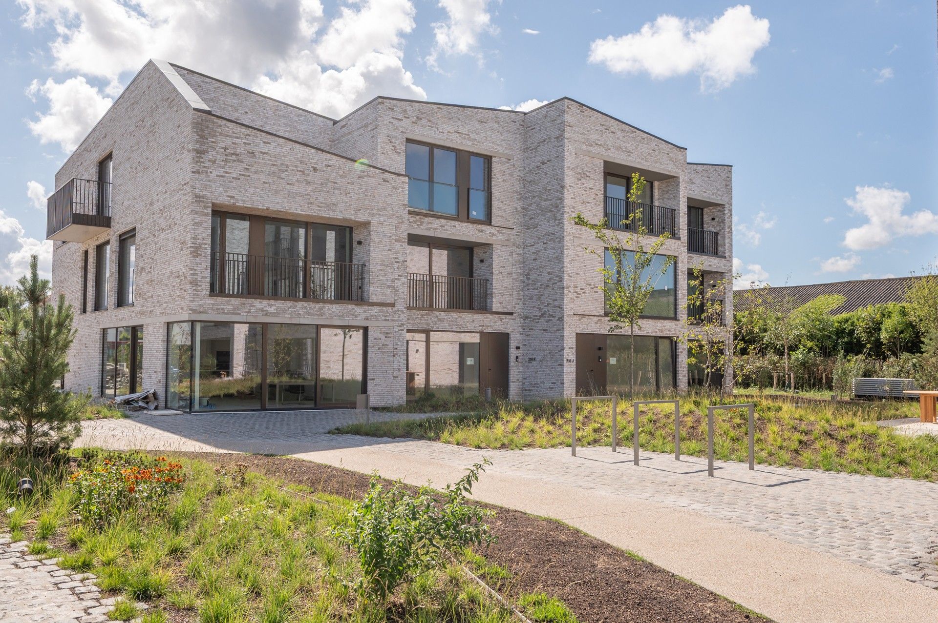 Architecturale BEN-woning met 3 bouwlagen in groene parkomgeving foto {{pictureIndex}}