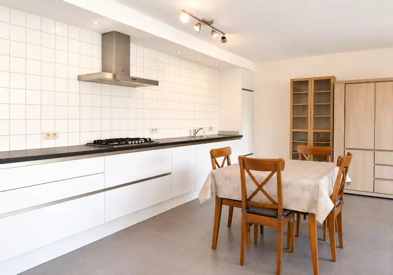 Gemeubeld gelijkvloers appartement met tuin – Heffen foto 5