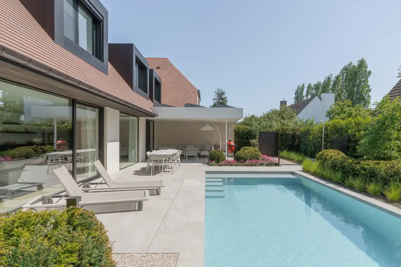 Perfect georiënteerde villa met zwembad voorzien van een duurzame luxeafwerking foto 2