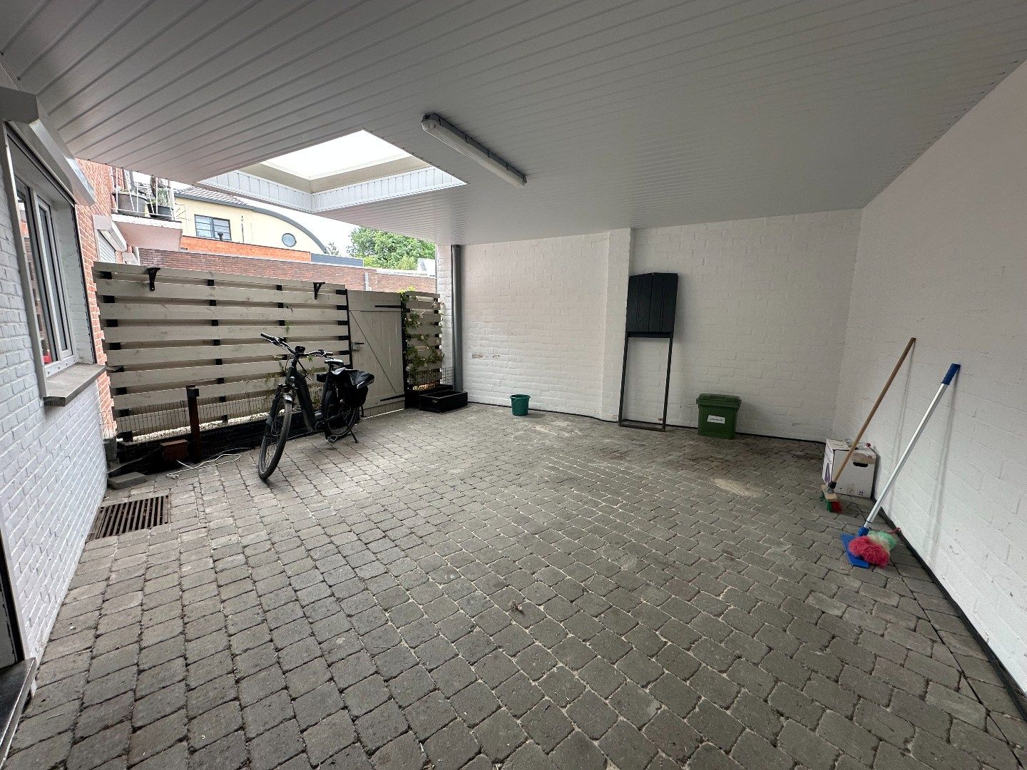 Instap klaar appartement op het gelijkvloers rechts met gezellige koer.  foto 12