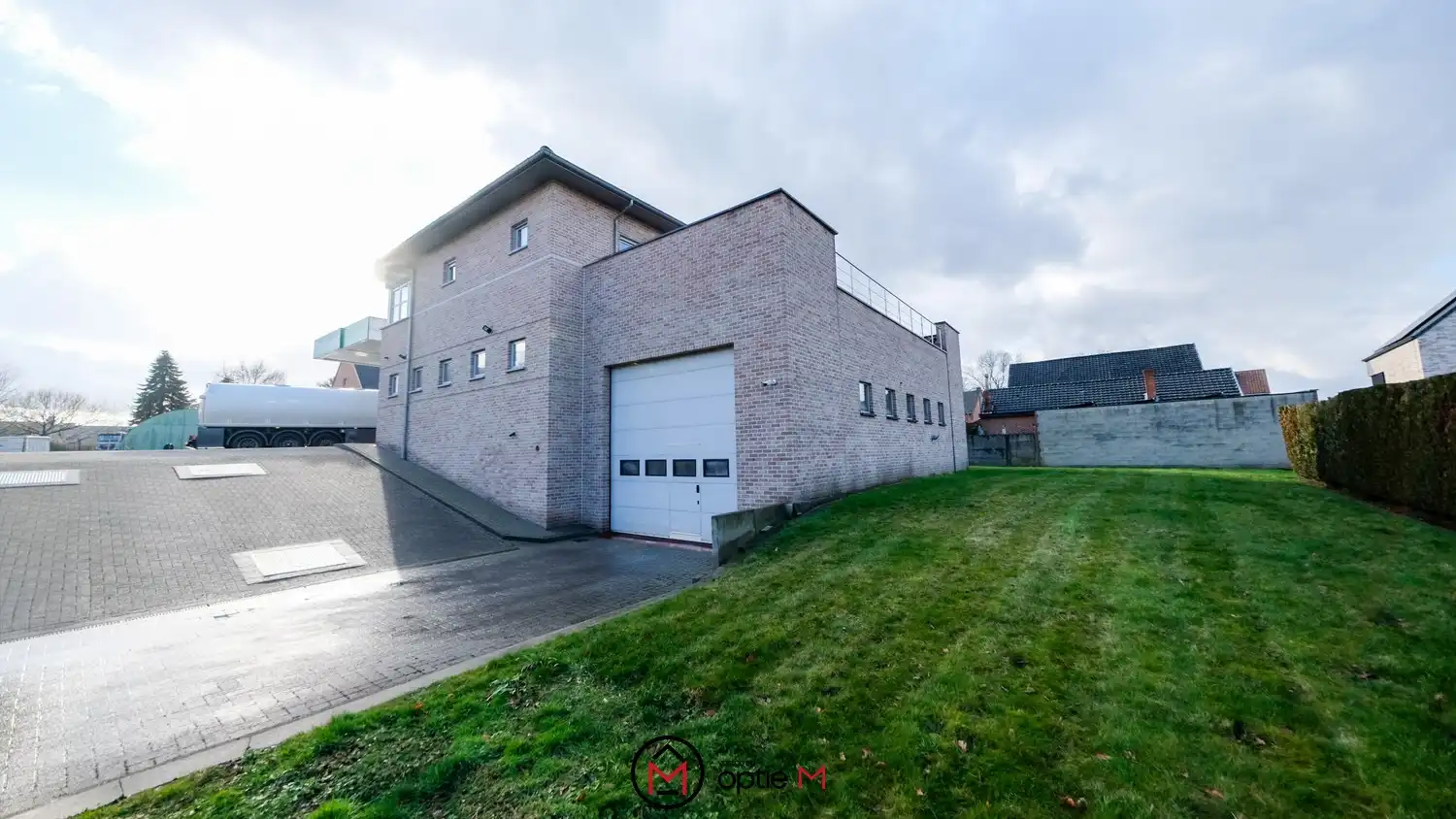 Bedrijfspand met woonst te huur – ruime hal, werkplaats en appartement met 3 slaapkamers foto {{pictureIndex}}