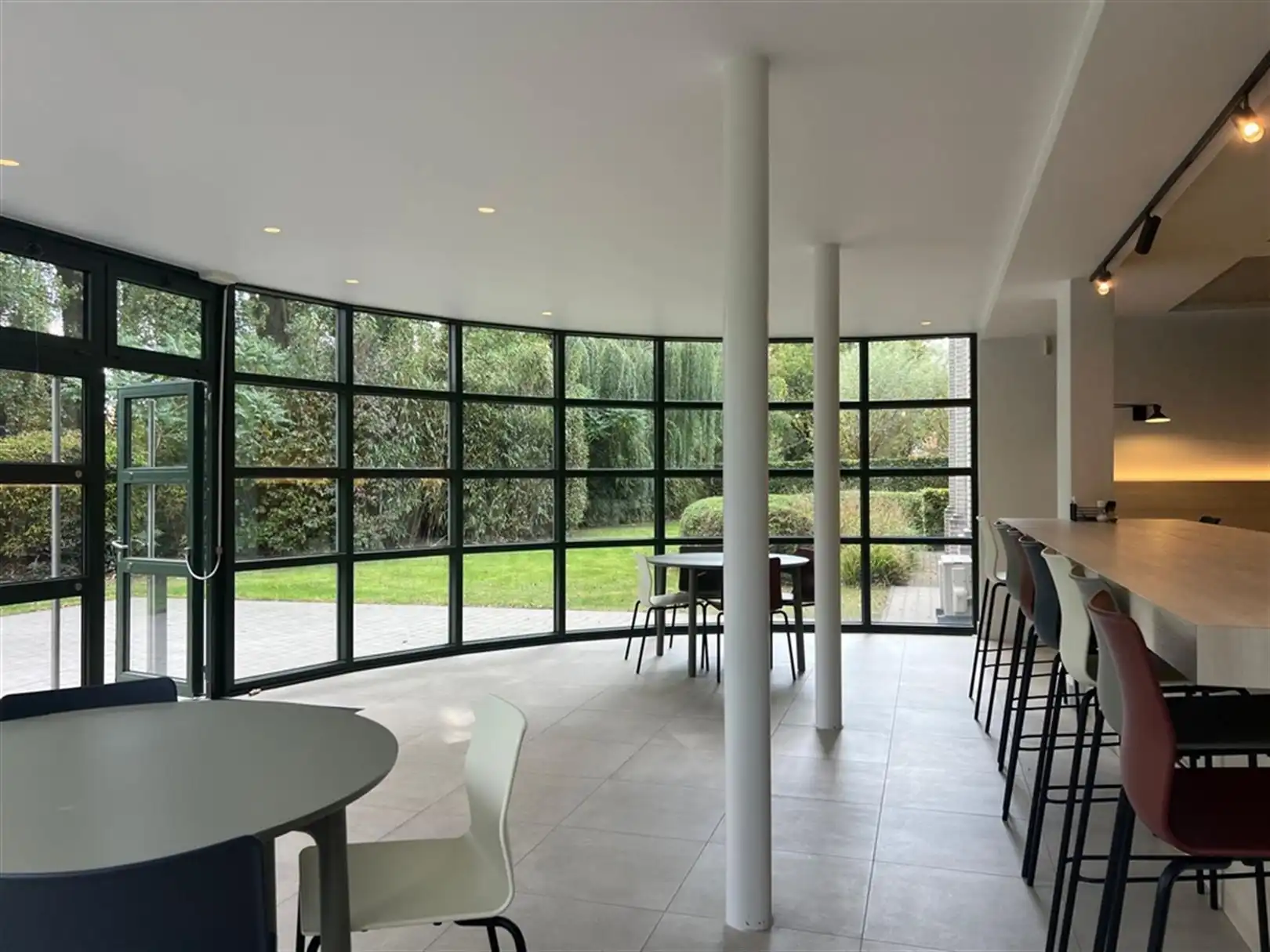 Instapklaar kantoor met gemeenschappelijke keuken en zicht op groen foto 9