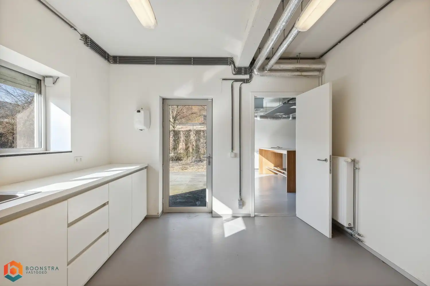 Veelzijdig kantoorgebouw met ruime parking op 2433 m² foto 7