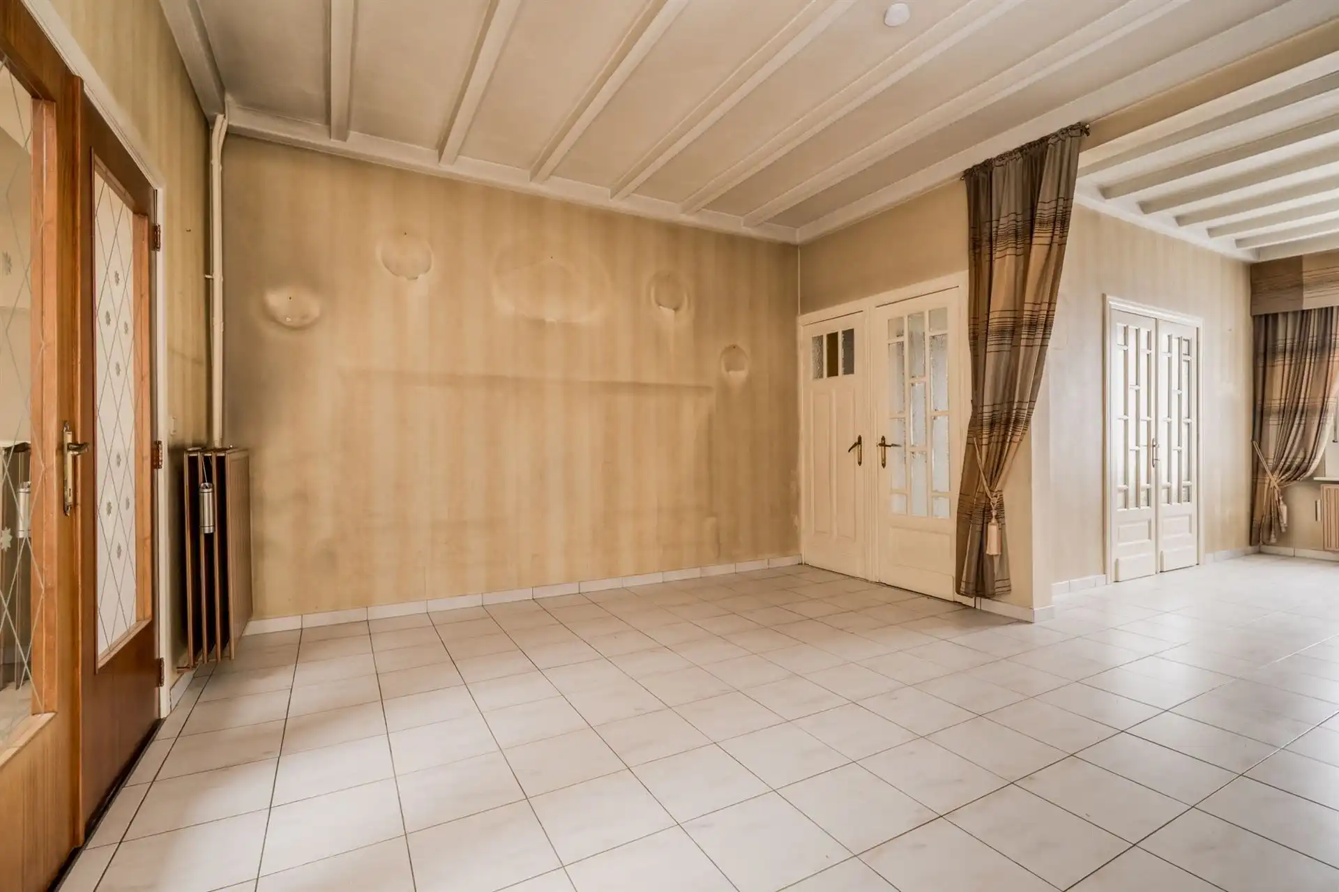 Te renoveren gezinswoning met veel opslagruimte! foto 2