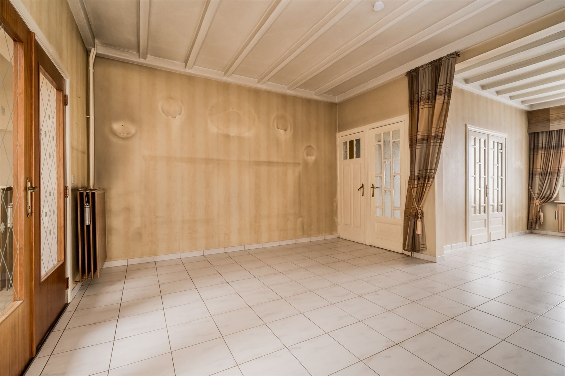 Te renoveren gezinswoning met veel opslagruimte! foto 2