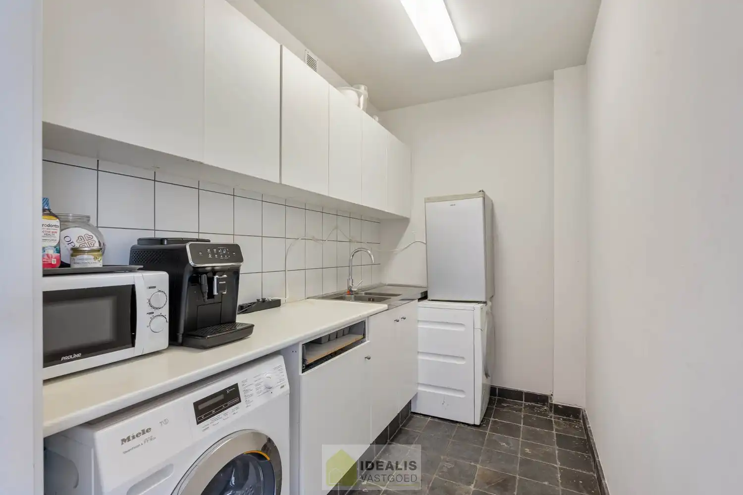 IDEALIS VASTGOED – GELIJKVLOERSE KANTOORRUIMTE MET BOVENLIGGEND APPARTEMENT OP EEN ZICHTLOCATIE IN DIEPENBEEK! Deze gelijkvloerse kantoorruimte van + - 105m² met bovenliggend apart toegankelijk appartement van + - 97 m² met zeer ruim terras is gelegen langs de Steenweg in Diepenbeek en heeft ruim voldoende parkeergelegenheid op eigen terrein. De perfecte zet voor zij die op zoek zijn naar een interessante investering op een zichtlocatie! foto 11