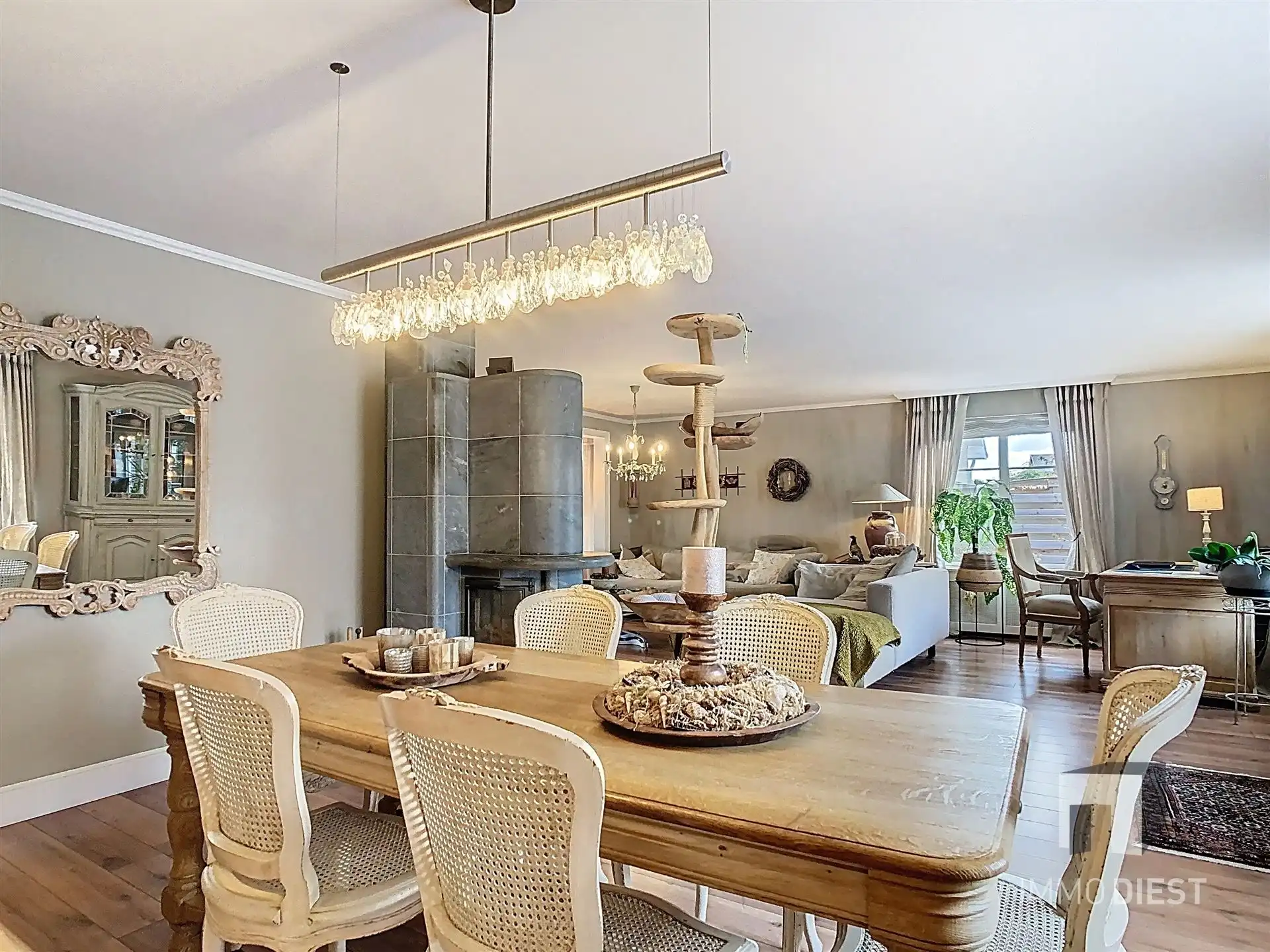 Energiezuinige en prima onderhouden gezinswoning met 4/5 slaapkamers en zwembad op 10 are. foto 6