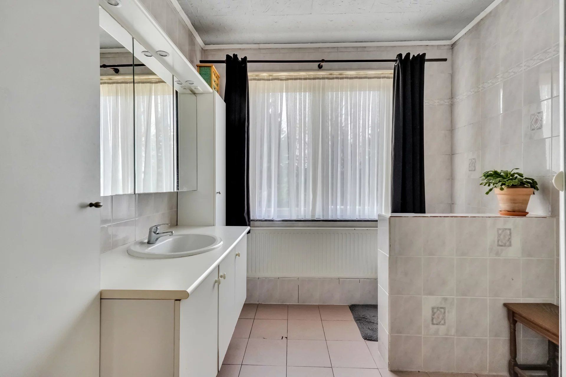 Ruime, op te knappen woning aan de stadsrand foto 13