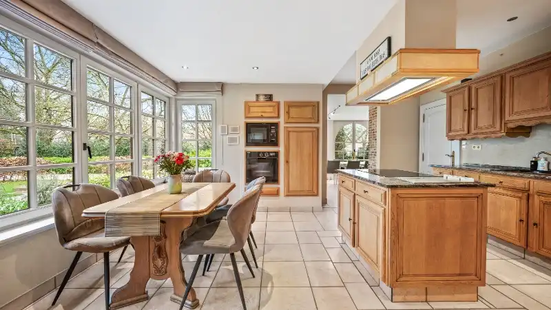 Ruime villa van 336m² op 1 hectare 45 are met vijver foto 14