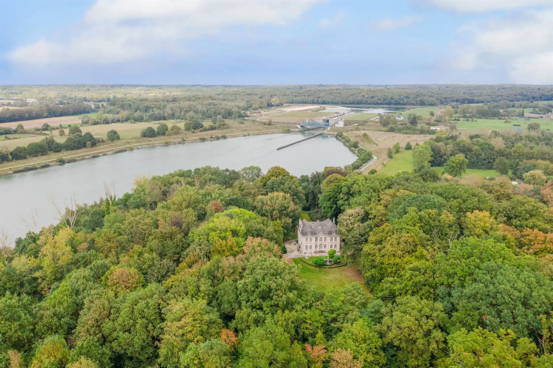 Prachtig kasteel met koetshuis op meer dan 8,7 hectare! foto 2