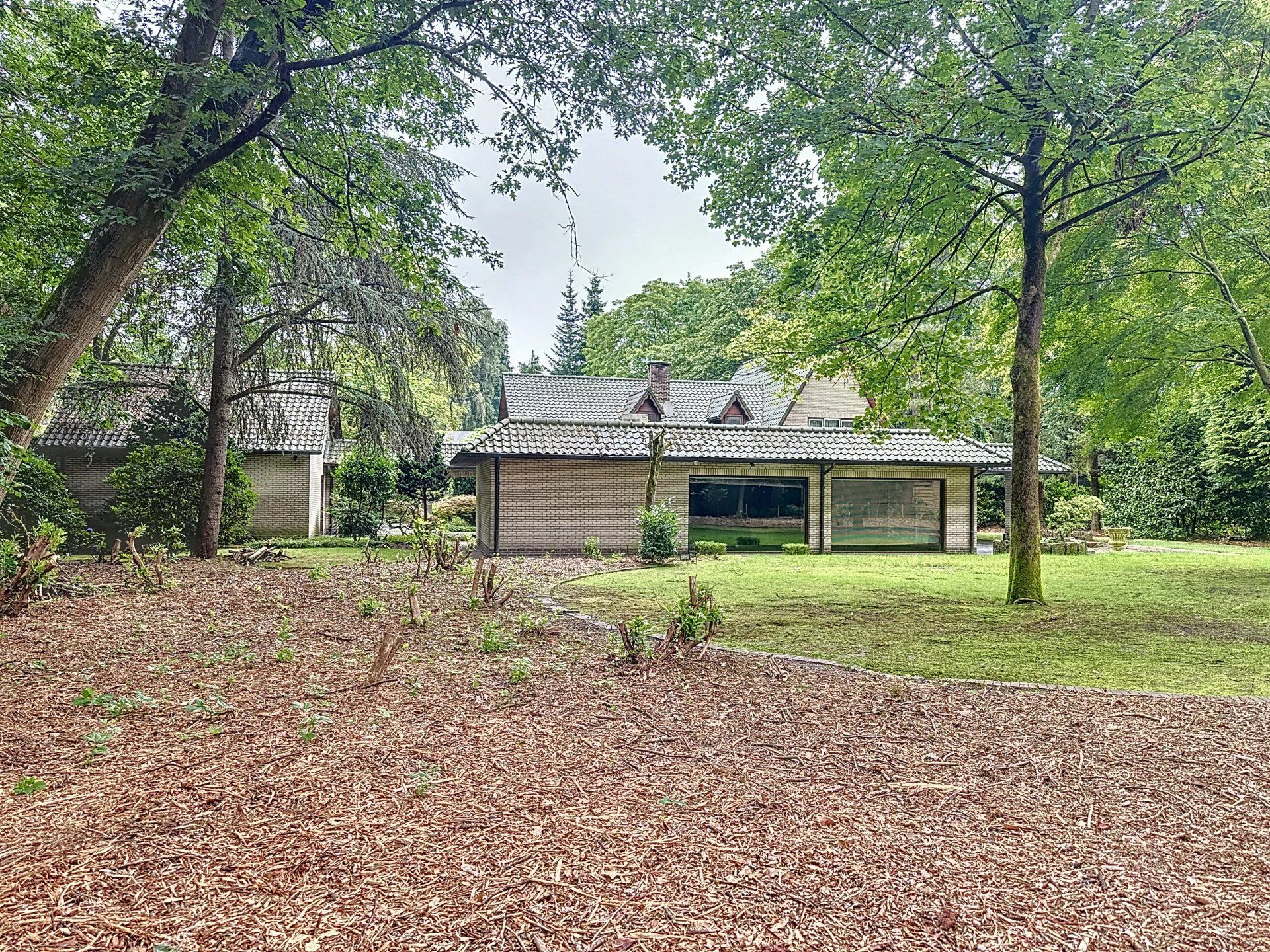 Mooie villa met 4 slaapkamers, 3 badkamers en een binnenzwembad op een ruim perceel van 35 are. foto 44