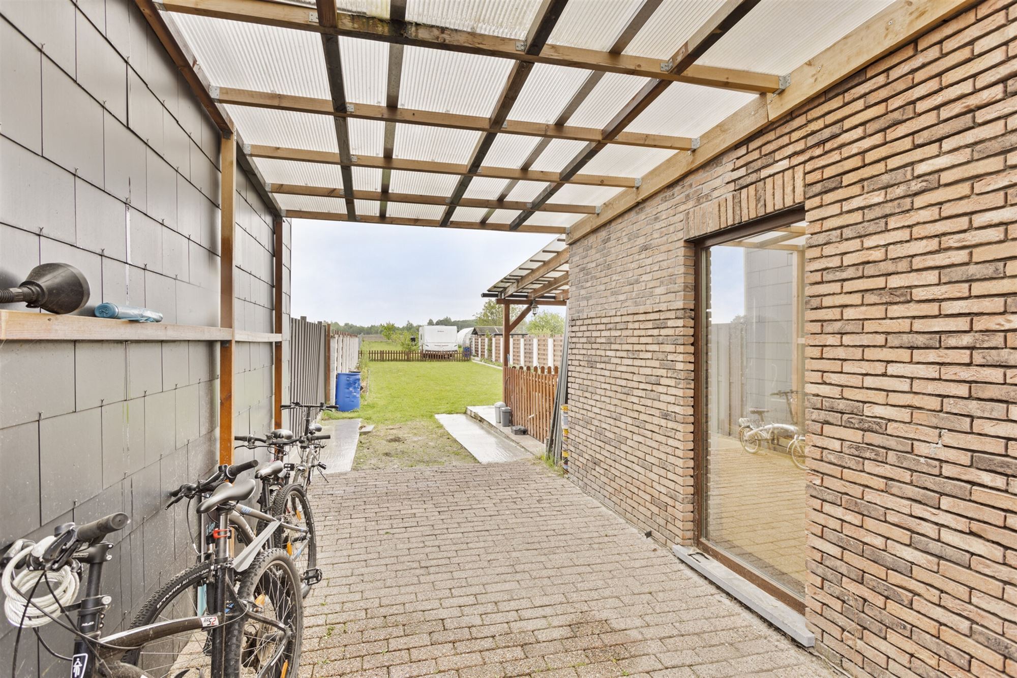 Driegevelwoning met enorme tuin! foto 19